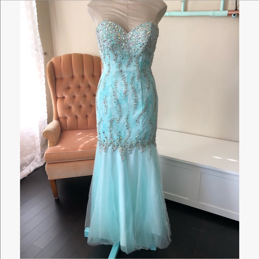 Glow Jewelled Formal Gown sz: 6